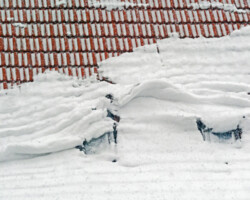 Dachlawinen - eine der häufigsten Kaskoschäden Dachlawinen - eine der häufigsten Kaskoschäden